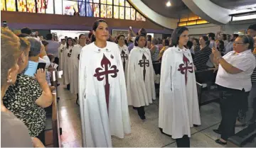  ?? FOTOS DE LA PRENSA/ÁNGEL GÓMEZ ?? La iglesia Corazón de María se llenó de mucha devoción ayer por la tarde, con las oraciones de los feligreses y la celebració­n de la aparición de la Virgen de Fátima.