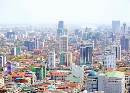  ?? HONG MENEA ?? A bird’s-eye view of the Phnom Penh skyline recently.