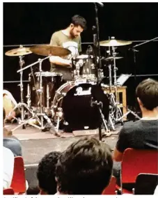  ??  ?? Aurélien Lefebvre, ancien élève du conservato­ire, est aujourd’hui batteur pour le chanteur M Pokora.