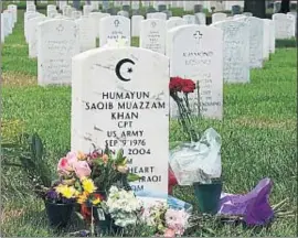  ?? PAUL J. RICHARDS / AFP ?? Flors a la tomba de Khan al cementiri militar d’Arlington