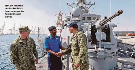  ??  ?? TENTERA laut Qatar menjalanka­n latihan bersama tentera laut Amerika Syarikat di Doha.