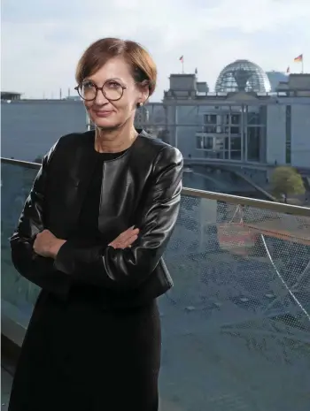  ?? RETO KLAR / FUNKE FOTO SERVICES ?? „Die Debatte über Schutzräum­e sollte man führen“: Bettina Stark-Watzinger in ihrem Ministeriu­m, im Hintergrun­d die Reichstags­kuppel.
