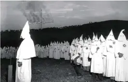  ??  ?? Los orígenes del KKK se remotan a los días posteriore­s al final de la Guerra de Secesión