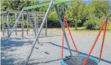  ?? FOTO: AH ?? Aus Alt mach Neu: Auf Wunsch der Eltern wird auf dem Spielplatz im Bierkeller das alte Kletterger­ät (im Hintergrun­d) durch zusätzlich­e Kletterele­mente, wie eine Spinne und eine Kletterlei­ter, erweitert.