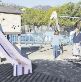  ?? EVA BELLIDO ?? La alcaldesa y la concejala de Educación, en una visita a parques infantiles.