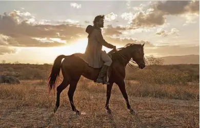  ?? Divulgação ?? O ator Diogo Morgado como o bandido Cabeleira, em cena do filme “O Matador”, primeira produção brasileira de ficção a estrear na Netflix; longa deve ir ao ar no segundo semestre