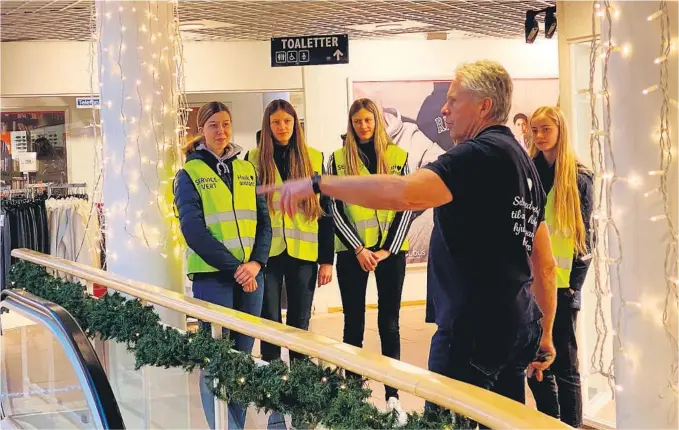  ?? FOTO: PRIVAT ?? OPPLAERING: Erik Mørland hadde opplaering med de unge servicever­tene denne uka. Jentene som har fått jobben er Emma B. Lehland, Ida Amalie Hansen, Mette Sofia Arstad, Elise Raustøl og Hannah Raustøl.