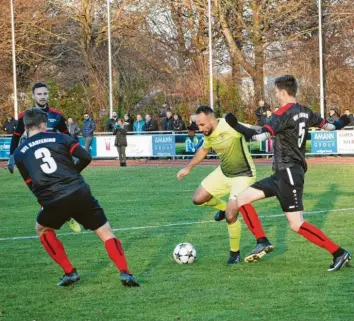  ?? Foto: Hieronymus Schneider ?? Erdinc Kaygisiz (am Ball) setzt sich auf engstem Raum gegen mehrere Kauferinge­r Spieler durch, doch ein Treffer blieb ihm auch in dieser Situation verwehrt.