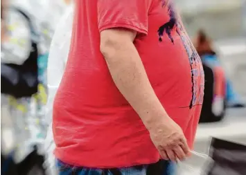  ?? Foto: imago, Ralph Peters ?? Ist jemand übergewich­tig und zuckerkran­k, hat er mit hoher Wahrschein­lichkeit auch eine Fettleber.