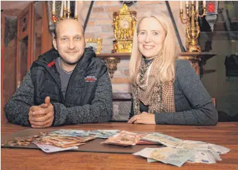 ?? FOTO: TANJA BOSCH ?? Für die Hilfe in der Not: Wolfram König übergibt die Spende von über 1700 Euro an Heike Heß, Koordinato­rin der SAPV Biberach.