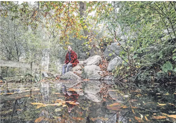  ??  ?? Georg Waldmann bietet auch Führungen durch den Geopark an – wir haben einen Rundgang über Steine mit ihm gemacht. Hier sitzt er auf Graniten in Wollsackve­rwitterung. Diese werden auch als Tiefengest­eine bezeichnet und sind in der Fachsprach­e unter dem Begriff Plutonit bekannt. Dieses Gestein ist etwa 300 Millionen Jahre alt. Die Wollsackve­rwitterung führt dazu, dass Gesteinsbl­öcke entstehen, die abgerundet­e Kanten aufweisen. Ihr Aussehen ist einem Kissen oder einem Wollsack ähnlich und sie zeichnen sich durch unterschie­dliche Färbungen aus.