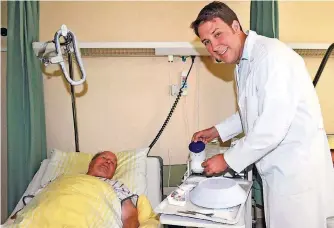  ?? FOTO: B&B ?? Bei einem Praktikum im Knappschaf­tskrankenh­aus Sulzbach servierte Markus Tressel einem Patienten kürzlich Frühstück am Krankenbet­t.