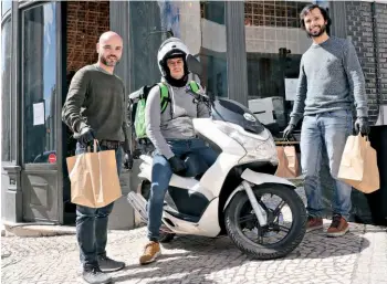  ??  ?? António e João, donos do Ajitama, preparam as encomendas para entrega em casa pela Uber Eats