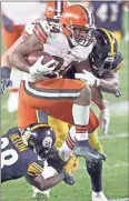  ?? Joshua Gunter cleveland.com ?? Cleveland Browns running back Nick
Chubb breaks two Pittsburgh
Steelers tackles and
runs for a touchdown
in the second half
of a Wild Card Playoff
game in Pittsburgh.
♦