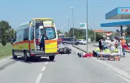  ??  ?? L’ambulanza davanti al distributo­re di fronte al quale è accaduto l’incidente. La vittima stava tornando a casa per pranzo