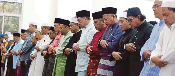  ?? (Foto Hairul Anuar Rahim/bh) ?? Anwar menunaikan solat hajat selepas selesai solat Jumaat di Surau Pudina, Presint 17, Putrajaya, semalam.