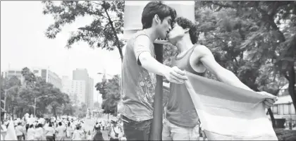  ??  ?? Imagen capturada el sábado pasado en Paseo de la Reforma, durante la marcha organizada por el Frente Nacional por la Familia. Este miércoles, en Aguascalie­ntes, se premió a una grupo por la igualdad de derechos ■ Foto Jair Cabrera