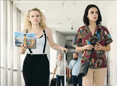  ?? HOPPER STONE / AP ?? Kate McKinnon y Mila Kunis en una escena de la película