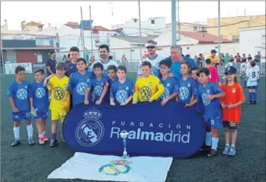 ??  ?? CON LA FUNDACIÓN. La Peña Real Madrid de Melilla cuenta con 46 equipos de fútbol base.
