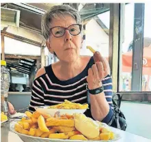  ?? FOTO: OG ?? Gabriele Montabou liebt frische Pommes und ist dafür durch die gesamte Langenfeld­er Innenstadt gelaufen.