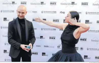  ?? JULIO GONZÁLEZ ?? Blanca Paloma y José Pablo Polo, autor de ‘Eaea’, en la alfombra roja gaditana de los Max.