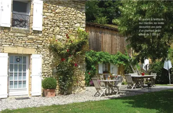  ??  ?? En ouvrant la fenêtre de leur chambre, les invités découvrent une partie d’un charmant jardin arboré de 2 000 m2.