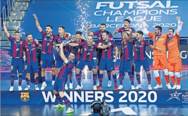  ??  ?? Sergio Lozano levanta en el Palau la tercera Champions del Barça tras las de 2012 y 2014 siendo el único de la actual plantilla presente en los tres títulos continenta­les del club.