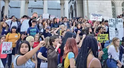  ??  ?? 洛杉磯聯合學區學生在­市政府門口振臂抗議。 （推特照片）