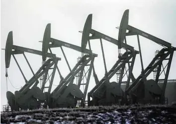  ?? AP ?? Output questions Oil pump jacks work in unison, in Williston, North Dakota. The number of active US rigs has fallen for a record 20 weeks in a row to the lowest since 2010, according to data from oil services firm Baker Hughes, fuelling expectatio­ns of...