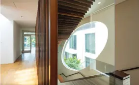  ?? PICTURES: SAMUEL ISAAC CHUA/THE EDGE SINGAPORE ?? The staircase and the large oval-shaped window is an architectu­ral feature of the house