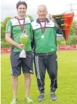  ?? FOTO: KARL SEIFERT ?? Starteten in die fünfte Saisonvorb­ereitung als Trainer der Bundesliga-Juniorinne­n des SV Alberweile­r: Trainer Dominik Herre (l.) und Co-Trainer Franz Herre (hier nach dem WFV-Pokalsieg im Mai).