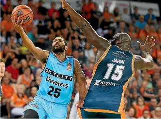  ?? IAN HITCHCOCK/GETTY IMAGES ?? DJ Newbill attempts a layup past Nathan Jawai.