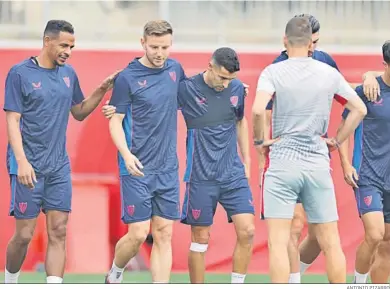  ?? ANTONIO PIZARRO ?? Fernando, Rakitic y Jesús Navas, en un momento del entrenamie­nto de ayer en la ciudad deportiva.