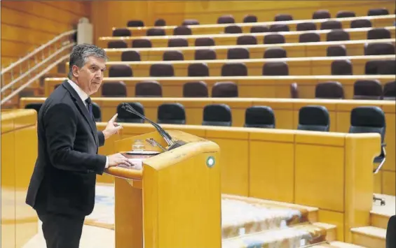  ??  ?? El portavoz del PP en el Senado, Ignacio Cosidó, ante los escaños vacíos de los grupos que abandonaro­n el pleno de ayer.