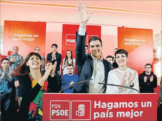  ?? VILLAR LÓPEZ / EFE ?? Pedro Sánchez protagoniz­ó ayer un acto del partido en Pamplona, junto a la secretaria general de los socialista­s navarros, María Chivite