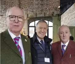  ??  ?? a destra: Ettore Mocchetti con i celebri artisti Gilbert Proesch (a destra) e George Passmore (a sinistra), in arte Gilbert &amp; George, protagonis­ti alla Brafa Art Fair di Bruxelles con l'opera Beard Alert 2015 pubblicata su di AD 449.