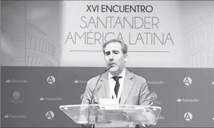  ??  ?? Hay mucha gente no bancarizad­a, que no tiene acceso a crédito y es en esos sectores donde empezamos a atacar, aseguró Héctor Grisi Checa, presidente ejecutivo y director general del Grupo Financiero Santander México ■ Foto Santander