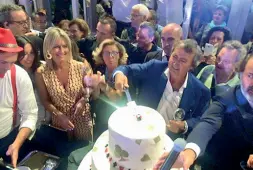  ??  ?? La torta Il indaco di Venezia Luigi Brugnaro in una delle tre foto postate sul suo profilo facebook durante la festa per il compleanno del Casinò di Ca’ Noghera