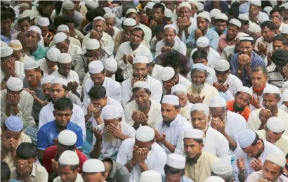  ?? AFP ?? rohingya refugees cry as they pray during a gathering to commemorat­e the first anniversar­y of Myanmar army’s crackdown at the Kutupalong refugee camp in Bangladesh on Saturday. —