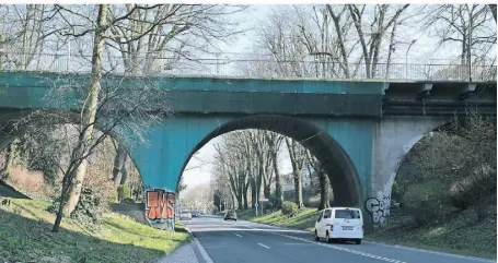  ?? FOTOS (3): PFARR ?? Die Bettrather Brücke führt über die Hermann-Piecq-Anlage und hätte längst abgerissen werden sollen.