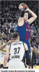  ?? Dani Barbeito ?? Vesely trata de mover la pelota ante Ponitka, ayer en el Palau.