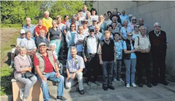  ?? FOTO: FRANZ DREHER ?? Die Seniorenre­isegruppe stellt sich vor dem Gedenkmuse­um am Hartmannsw­eilerkopf zum Erinnerung­sbild auf.