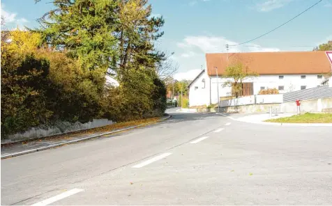  ?? Foto: Martin Golling ?? Die Straßenaus­baubeitrag­ssatzung der Gemeinde Affing kommt erstmals bei der jüngst ausgebaute­n Ortsdurchf­ahrt im Ortsteil Bergen zur Anwendung. Weil die Derchinger Straße – hier am Abzweig der Miederinge­r Straße – eine Kreisstraß­e ist, geht es...