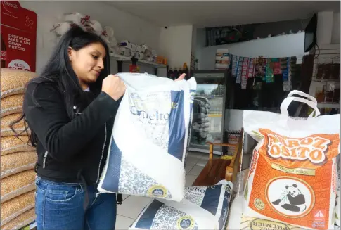  ?? XCA ?? Hasta encontrar un espacio en un aula, Lorena Tacuri está dedicada a trabajar junto a sus padres en su tienda.