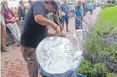  ?? FOTO: HUB ?? Richard Géczi, Steintechn­iker am Ulmer Münster, schlug vor den Augen der Zuschauer einen überdimens­ionalen Rüsselkäfe­r aus einem Eisblock.