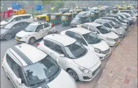  ?? SANCHIT KHANNA/HT PHOTO ?? Vehicles parked illegally along the Mathura Road create a major traffic bottleneck, triggering snarls and affecting traffic flow on connecting roads.