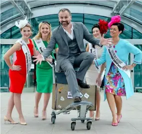  ??  ?? Daithi O Se and contestant­s in the 2013 Rose of Tralee pageant