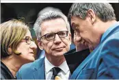  ??  ?? Innenminis­terin Mikl-Leitner mit ihren Amtskolleg­en aus Deutschlan­d (de Maiziere, M.) und Belgien (Jambon, r.)