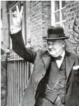  ?? Foto: Handout/dpa ?? Hier siehst du den Politiker Winston Churchill, wie er im Jahr 1943 gerade das Victoryzei­chen macht, das manche inzwischen auch als Friedenssy­mbol ver stehen.