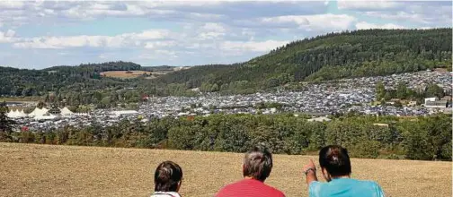 ??  ?? Da hinten isses! Blick auf das Festivalge­lände am Bleiloch-Stausee bei Saalburg mit seinen Park- und Campingplä­tzen.